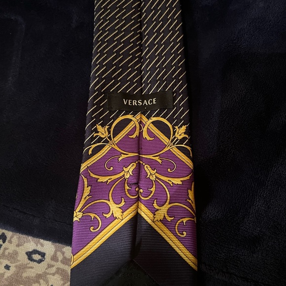 Versace Tie vibrant colors and very classy 3.5 inches! Very Rare & stylish🇮🇹 - Picture 5 of 6